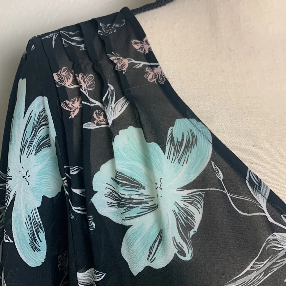 Torrid Black Floral Short Sleeve Semi-Sheer Blouse Size 0 - Picture 3 of 11